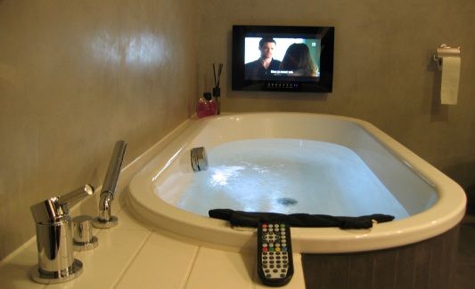 Badkamer TV's van SplashVision BigSplash. Waterdichte badkamer Tv's van 15 inch tot 42 inch in het wit, zwart en zilvergrijs als